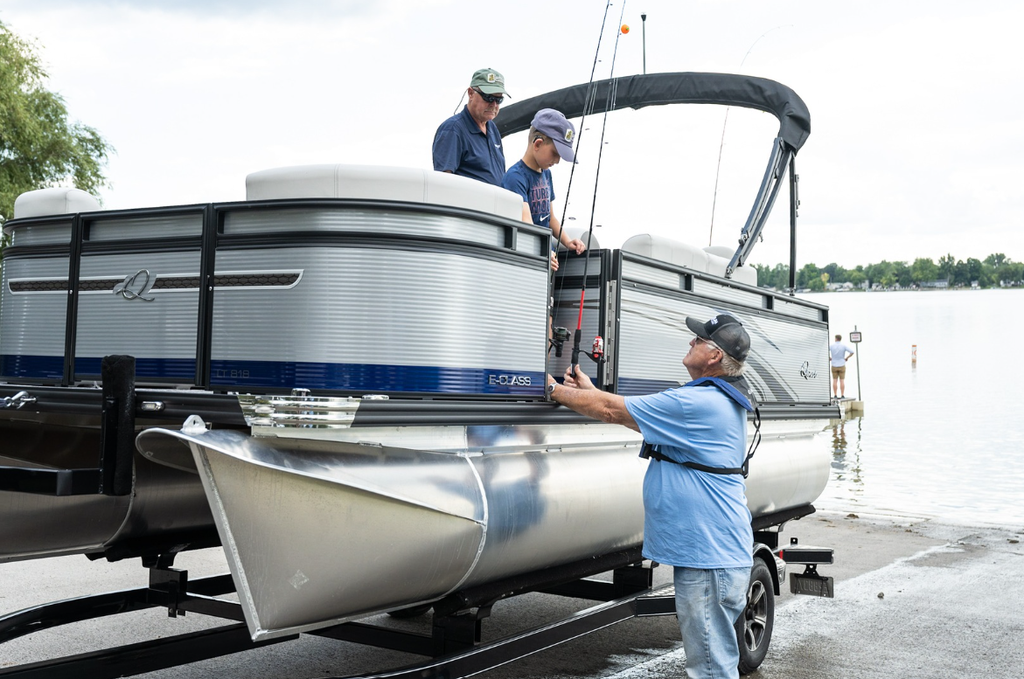 2024 Angler Qwest XRE LT 20' Pontoon Silver/Bright Blue