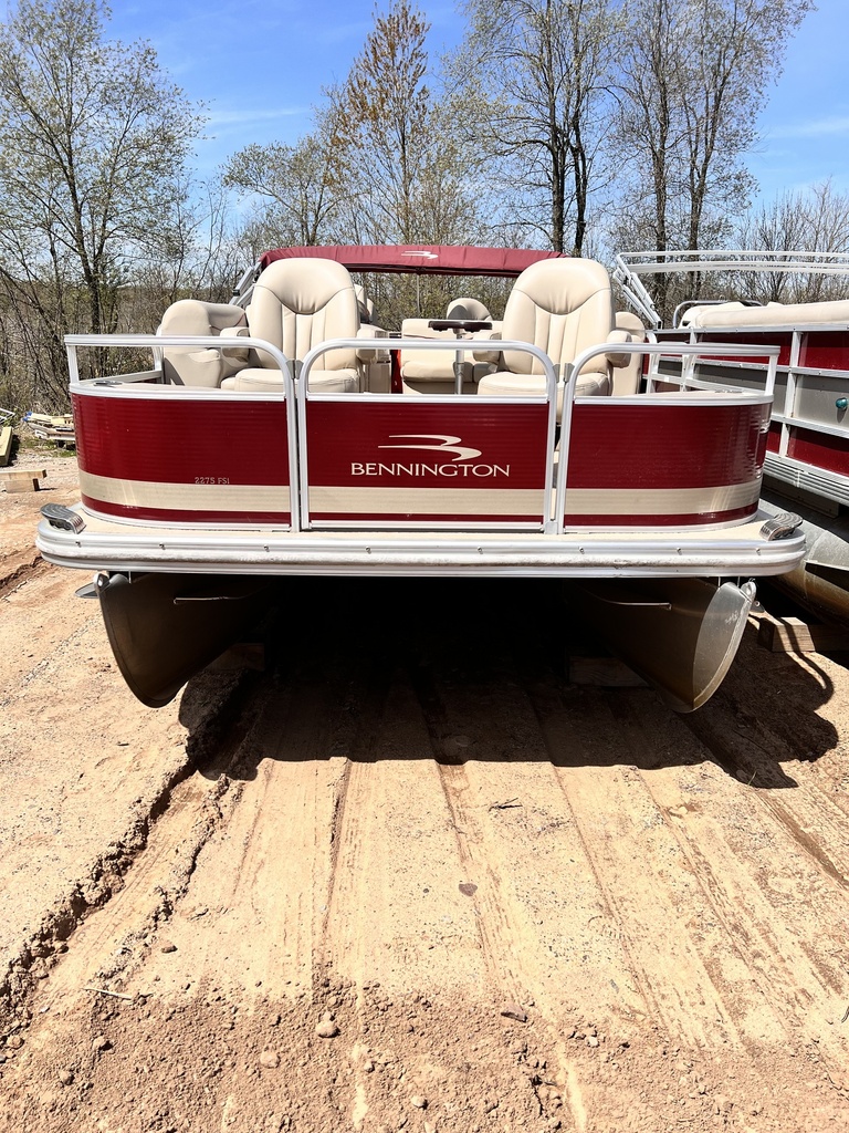 USED 22' BENNINTON 